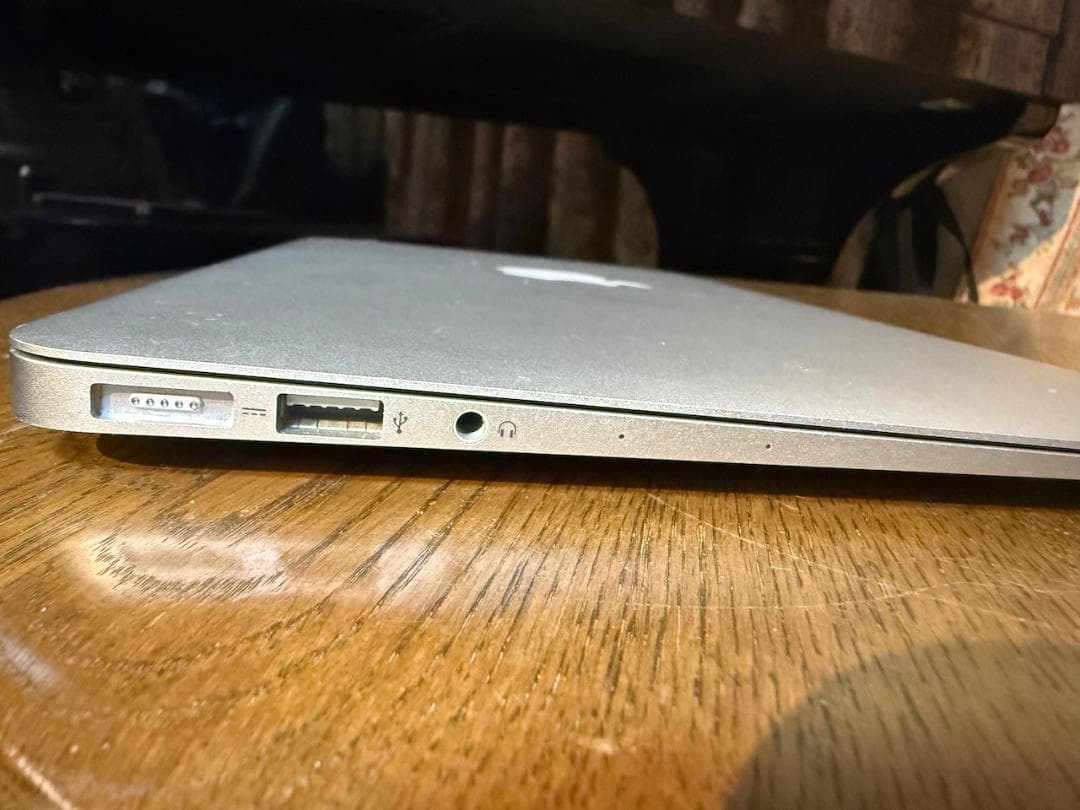 MacBook本体 MacBook Air 11-inch, 4GB SSD128GB 2014