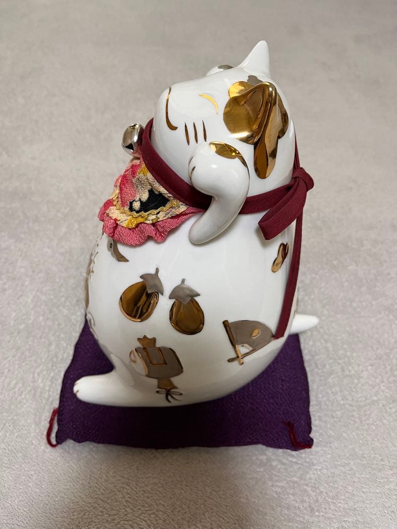 猫舎道楽堂本舗　招き猫 貯金箱　ピンクのお花柄のスタイと紫の座布団付き　陶器