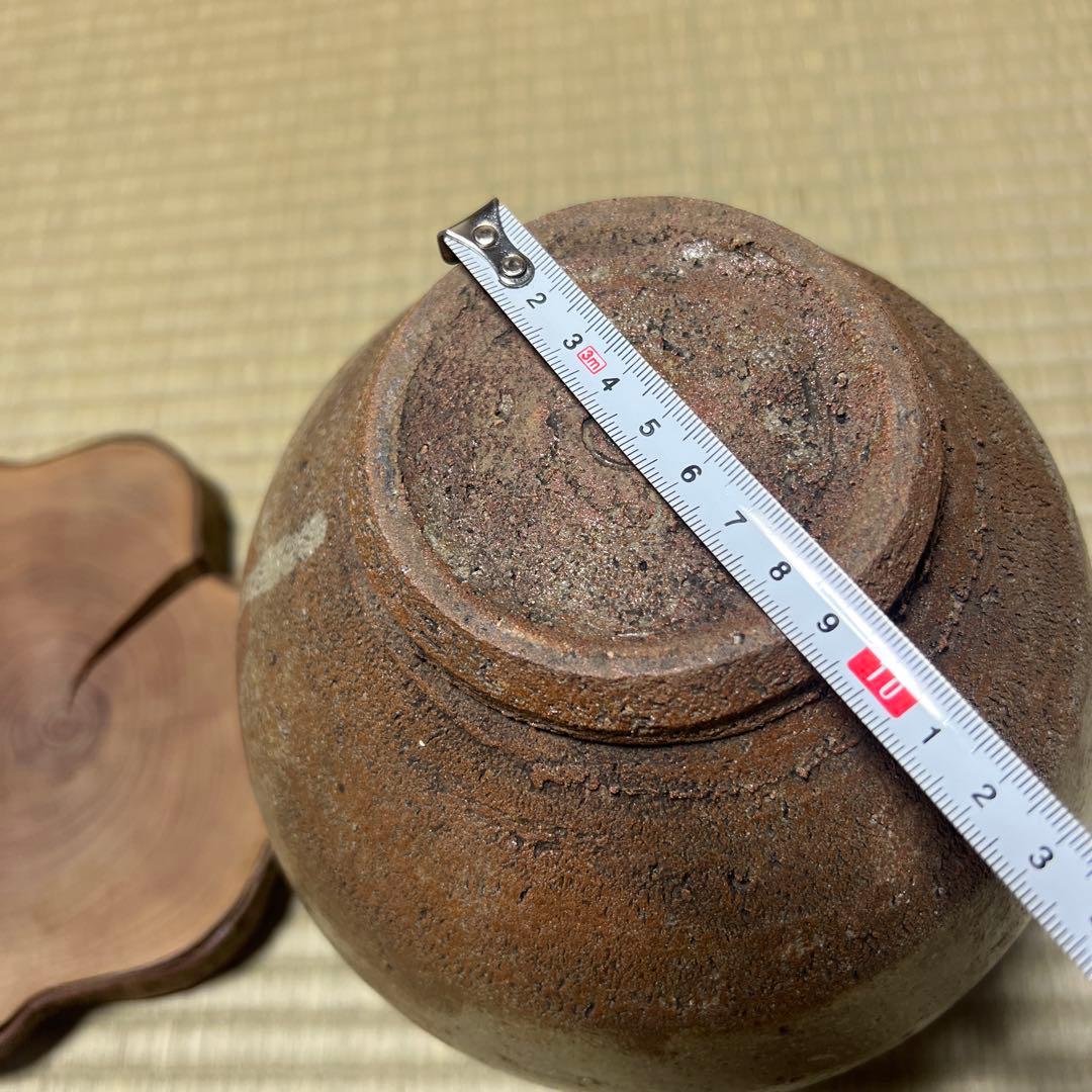 陶器製の灰色の丸い壺　台無し