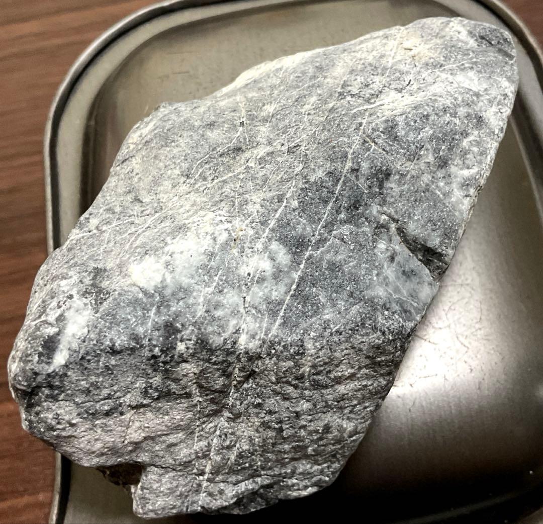 ［黒色　結晶煌めく］　青海川産黒ヒスイ川石356g ひすい　糸魚川
