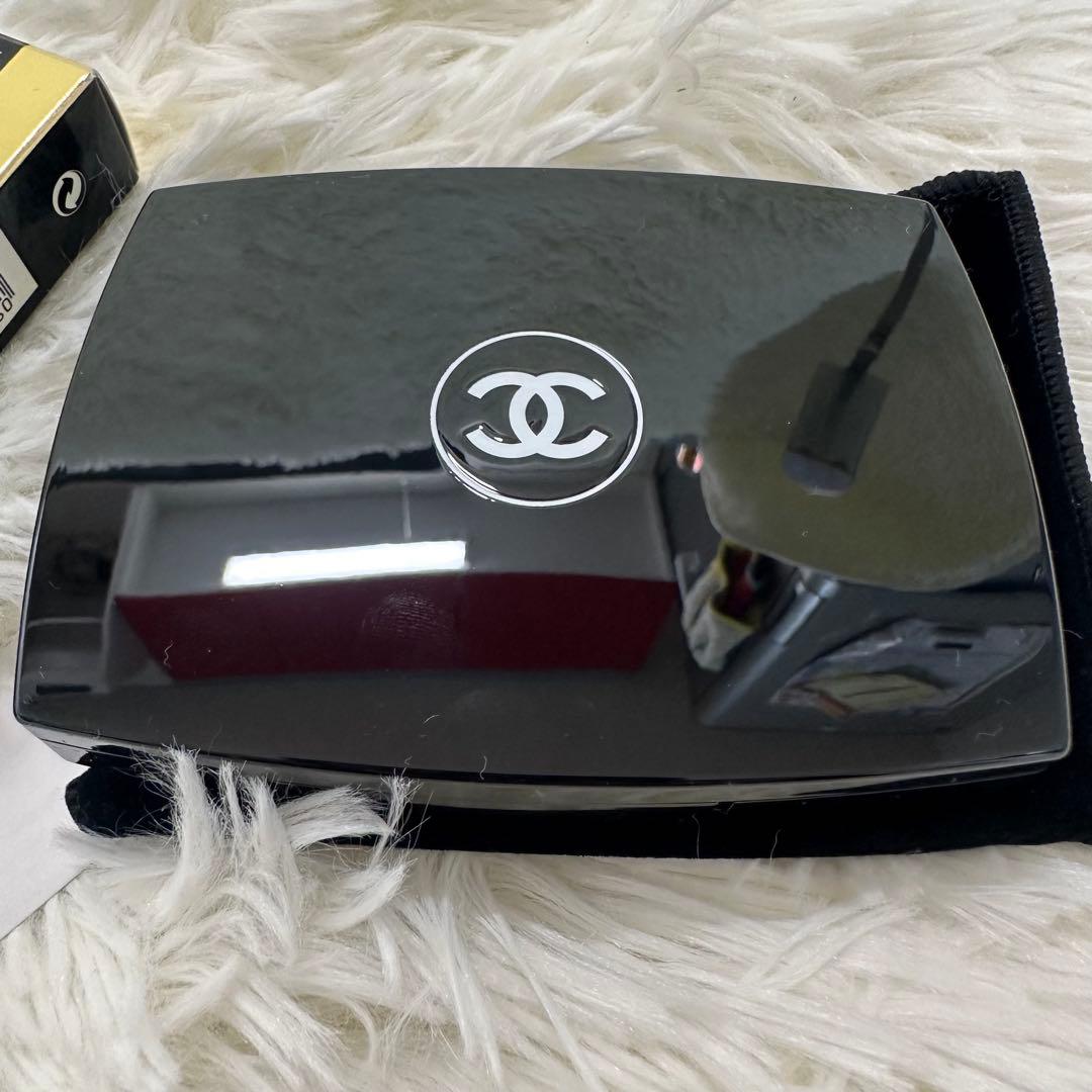 シャネル　CHANEL ウルトラ ル タン コンパクト　B20 ファンデーション