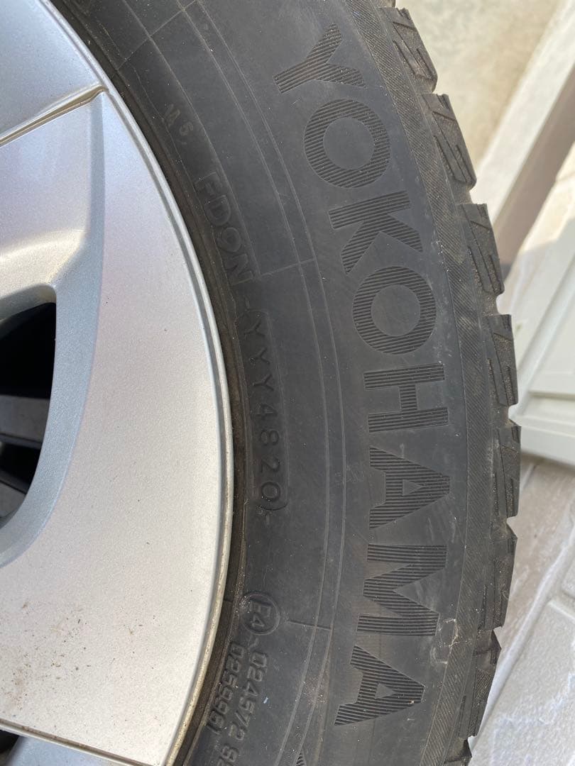 【最終値下げ】YOKOHAMAスタッドレスタイヤ15インチ2本 トヨタホイール