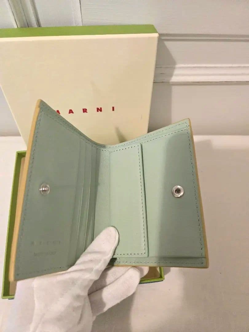 【新品】MARNI 刺繍ロゴ 二つ折り財布