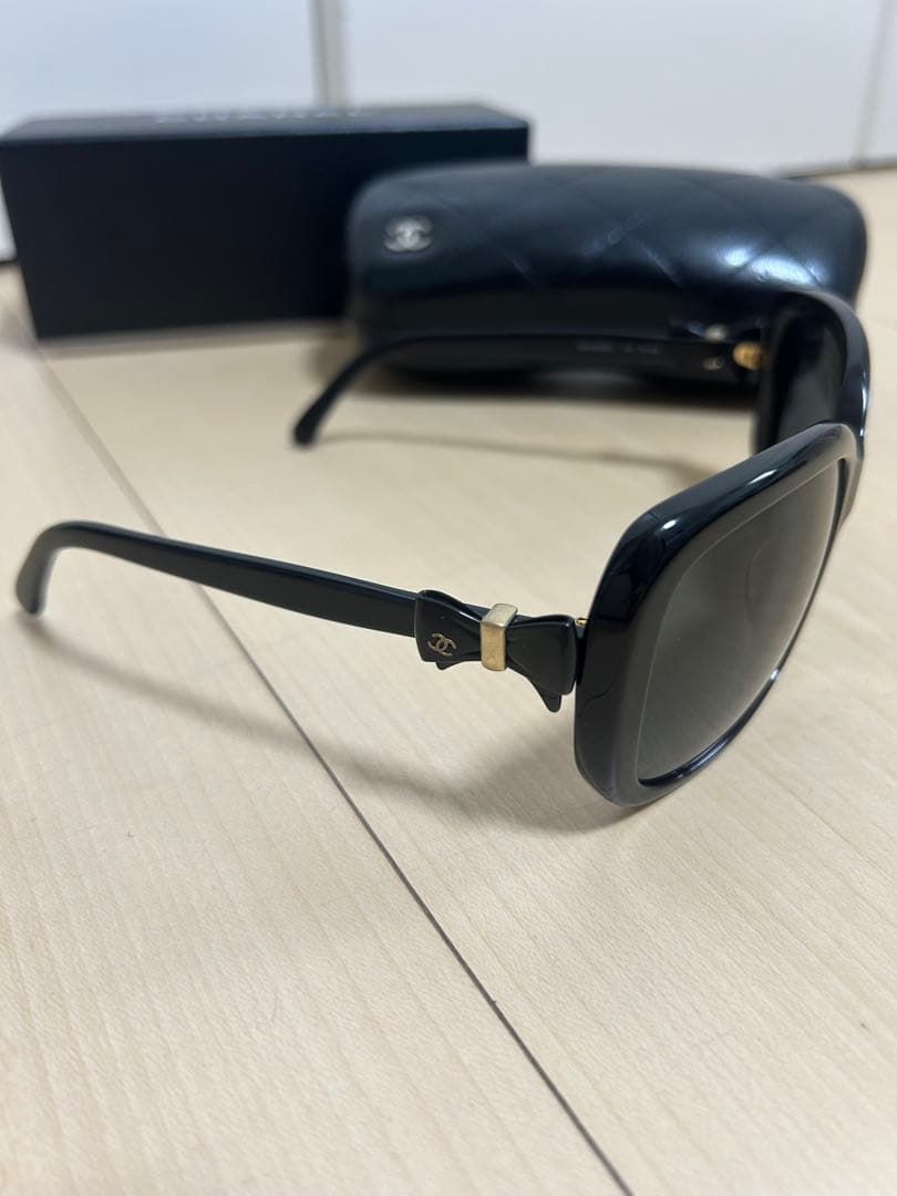 Chanel リボンモチーフブラック サングラス CH4242