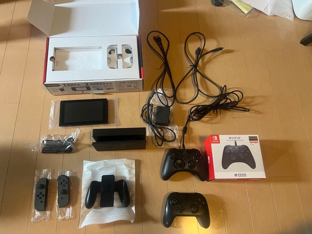 任天堂Switch本体　グレー　コントローラー２つ付き