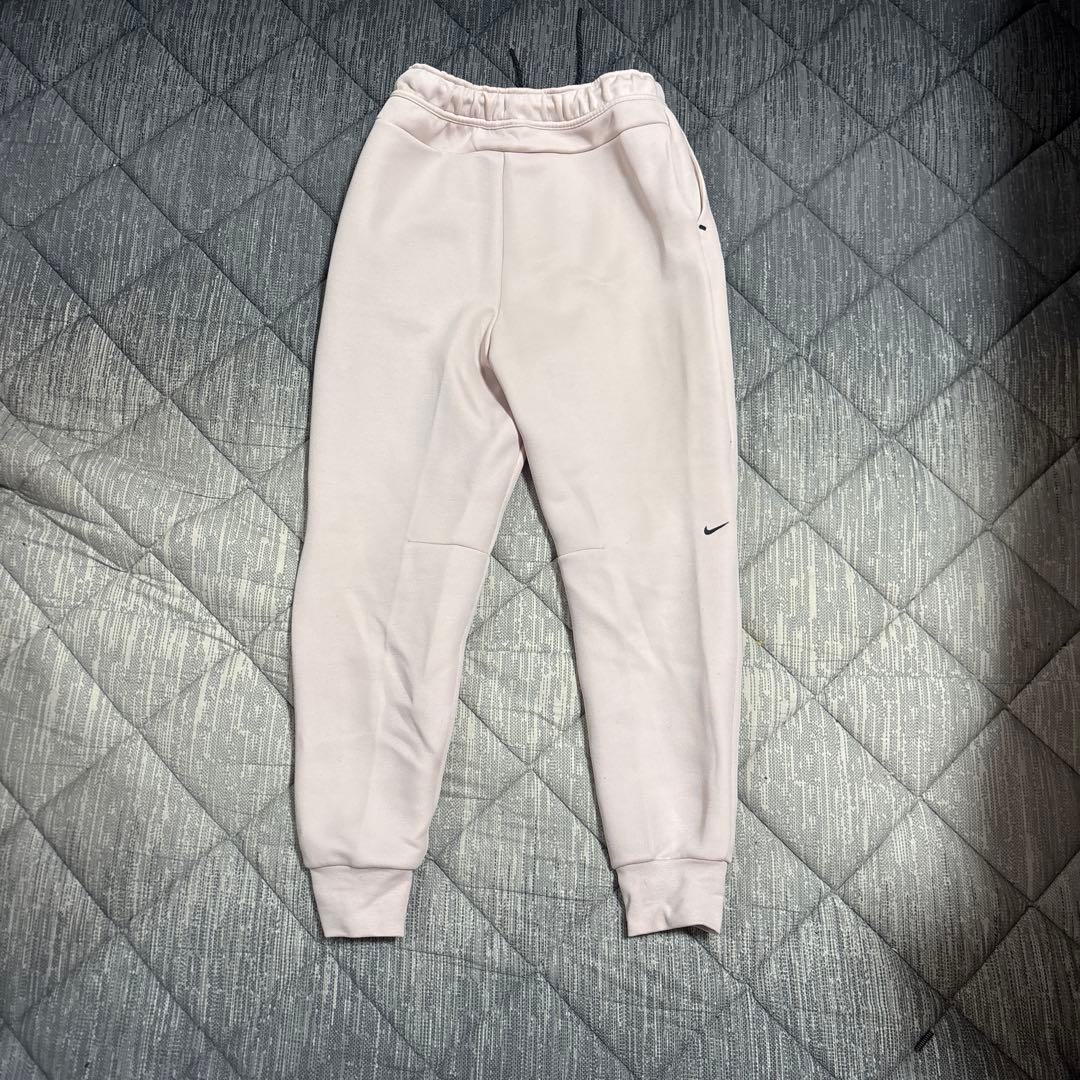 NIKEテックフリースピンク