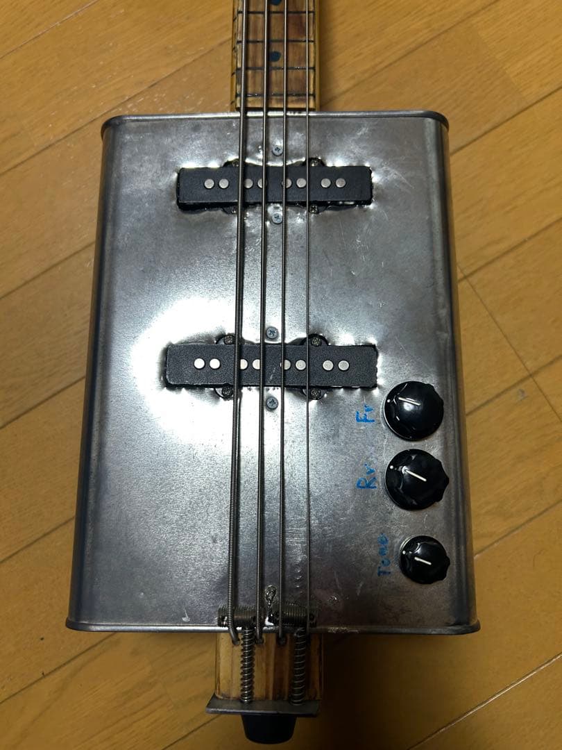 自作オイル缶エレキベース