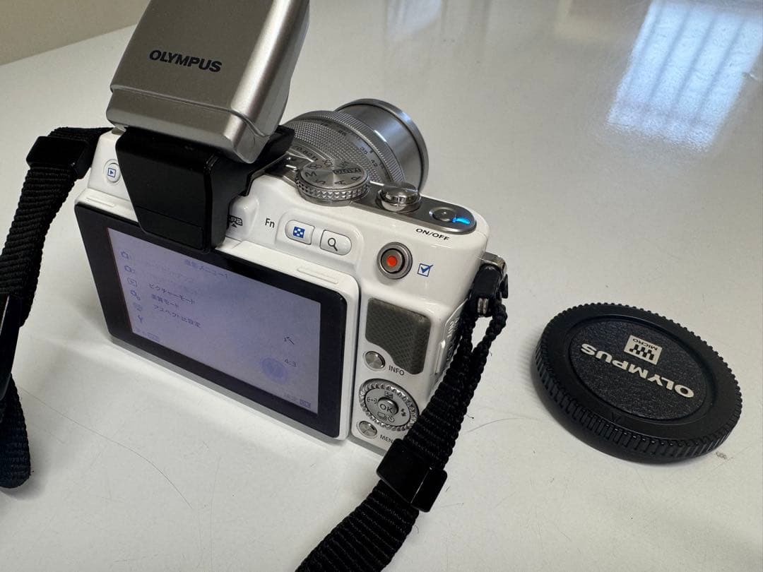 OLYMPUS ミラーレス一眼 ホワイト