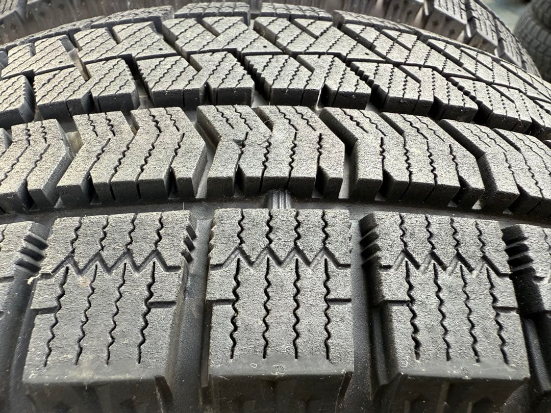 角刈りブリヂストンスタッドレス205／65R16 95Q深溝