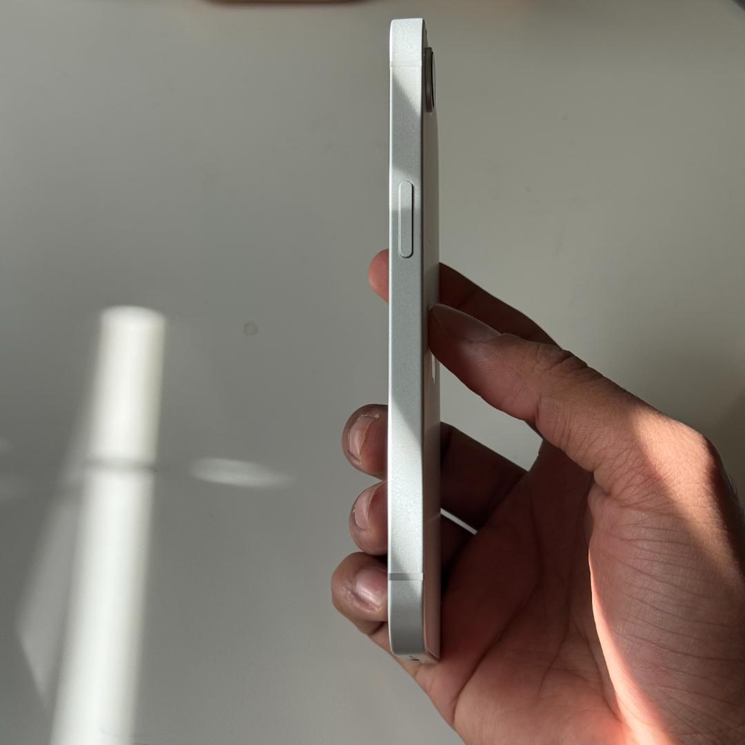 ひ*い様 【新品同様】iPhone 16e｜送料無料｜SIMフリー版　バッテリー