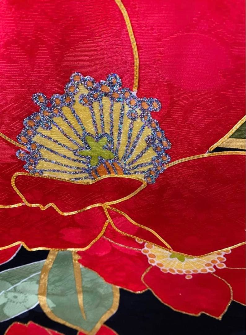 桂由美　引き振袖 大振袖　黒地 赤い花柄刺繍