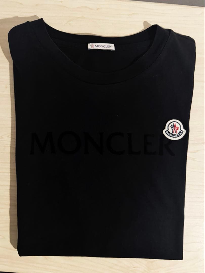MONCLER ブラック Tシャツ ロゴ入り