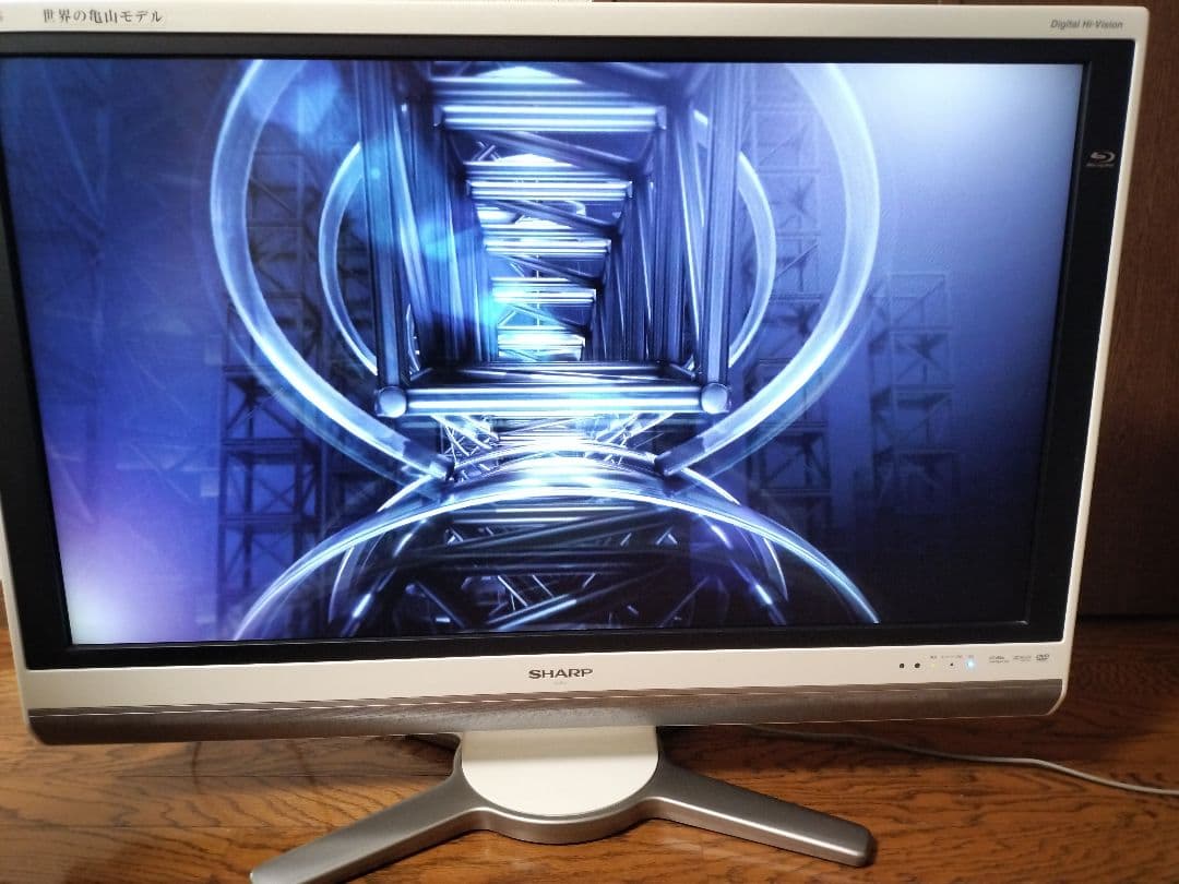 SHARP AQUOS 液晶テレビ 37本体 ホワイトボディ世界の亀山工場
