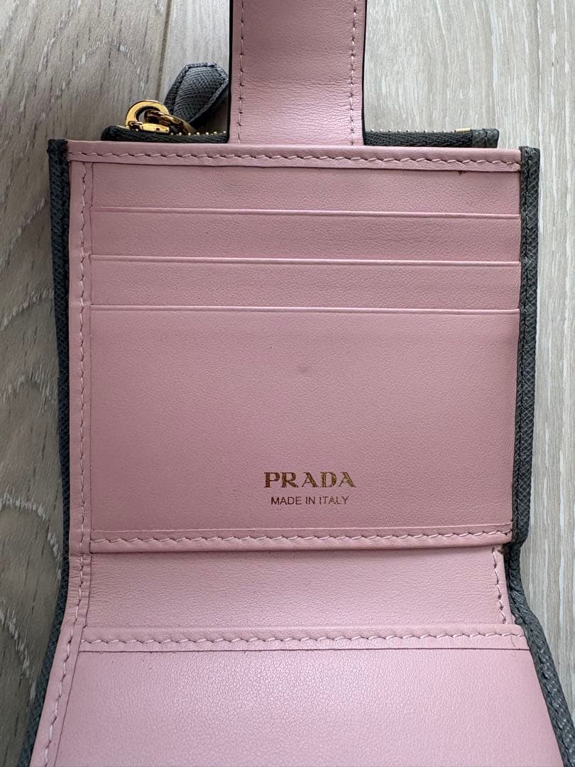 プラダ　PRADA サフィアーノ　タブ　二つ折り財布　ウォレット　ピンク　グレー