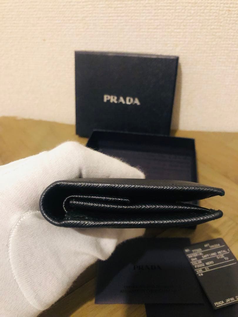 PRADA サフィアーノレザー 二つ折り財布 ブラックICチップ(RFID)搭載