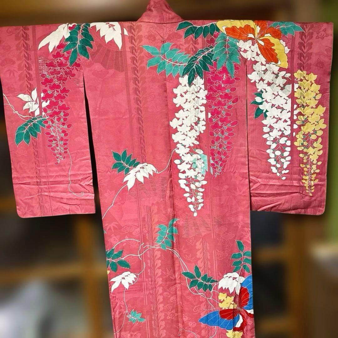 中振袖　アンティーク　正絹　￼藤の花や蝶の柄　奥の柄は、古典柄　刺繍あり