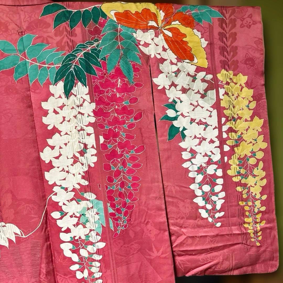 中振袖　アンティーク　正絹　￼藤の花や蝶の柄　奥の柄は、古典柄　刺繍あり