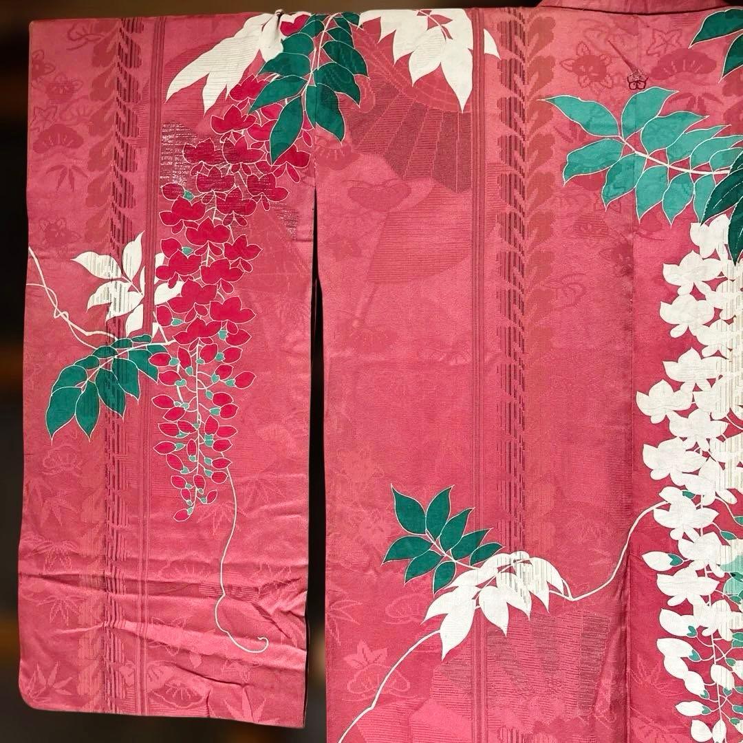 中振袖　アンティーク　正絹　￼藤の花や蝶の柄　奥の柄は、古典柄　刺繍あり