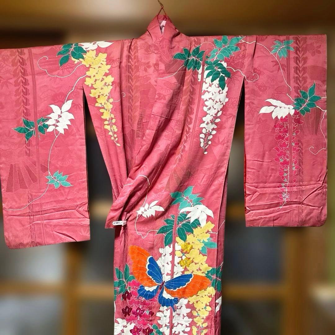 中振袖　アンティーク　正絹　￼藤の花や蝶の柄　奥の柄は、古典柄　刺繍あり