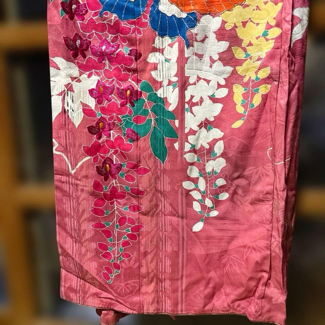 中振袖　アンティーク　正絹　￼藤の花や蝶の柄　奥の柄は、古典柄　刺繍あり
