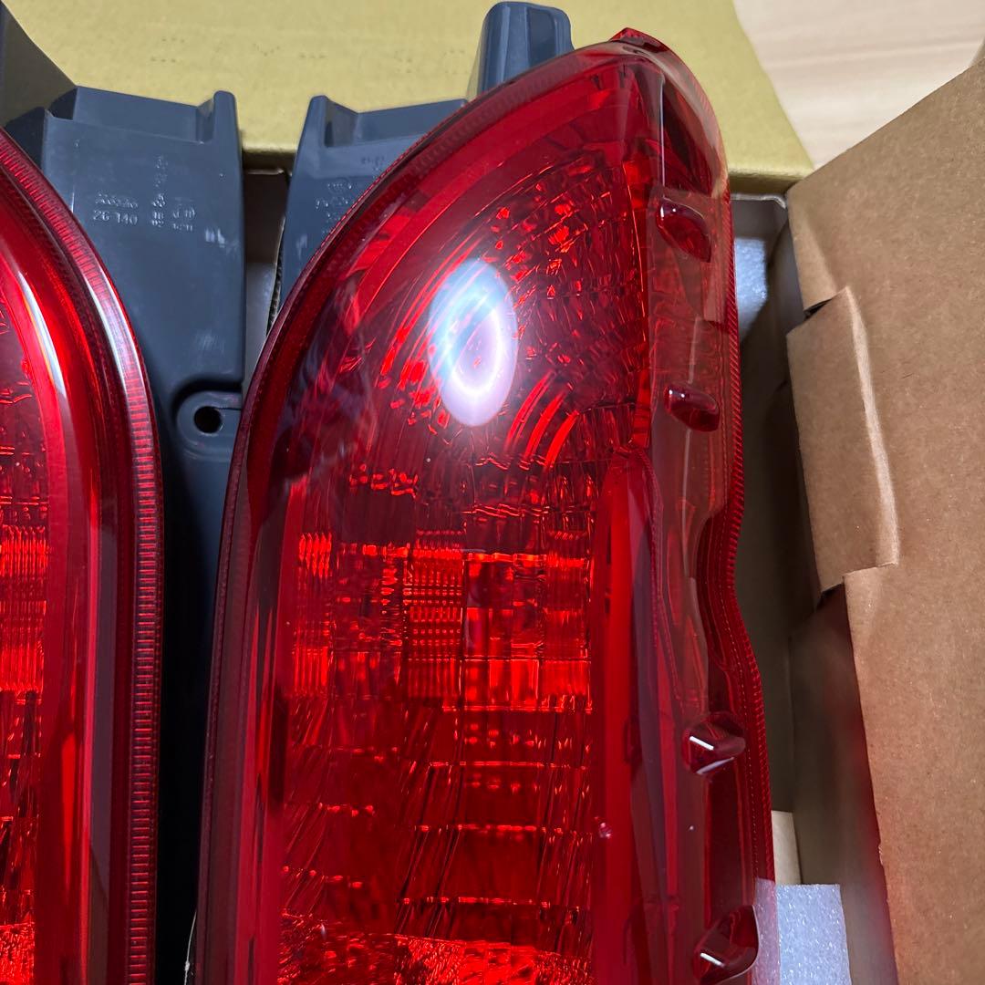 200系 ハイエース 純正テールランプ 8型 新車外し