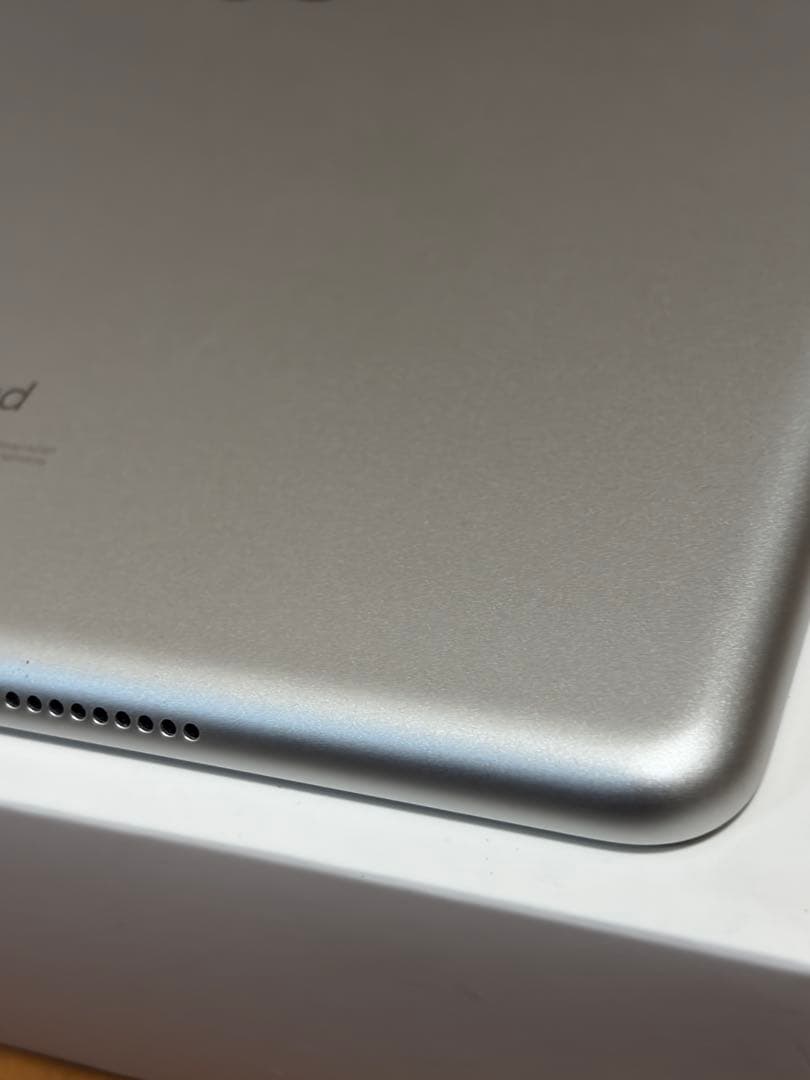 ♡*♡様 【極美品】iPad 第7世代 Wi-Fi 32GB [シルバー］液晶傷