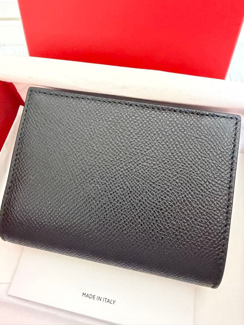 フェラガモ　ヴァラ 二つ折り財布　FERRAGAMO 黒