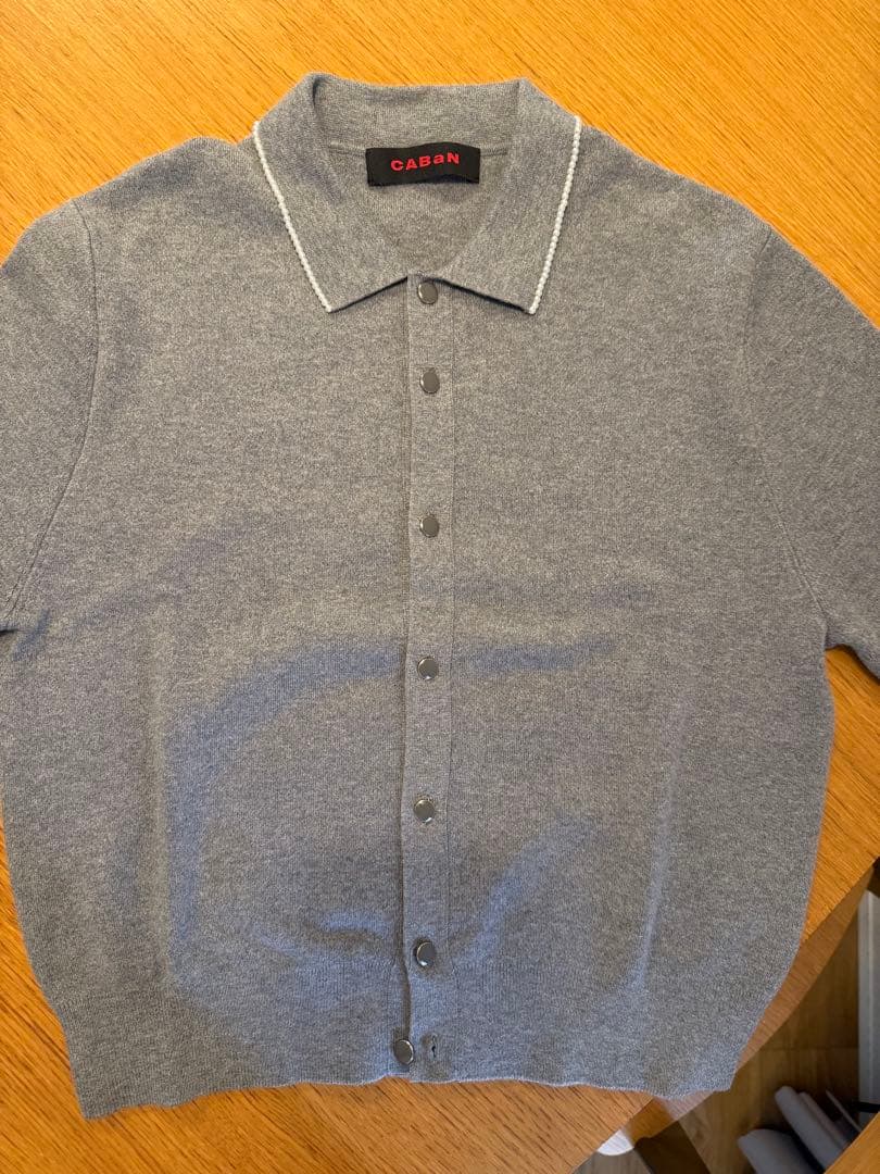 【CABaN】コットンカシミヤ パールポロカーディガン　グレー　25SS