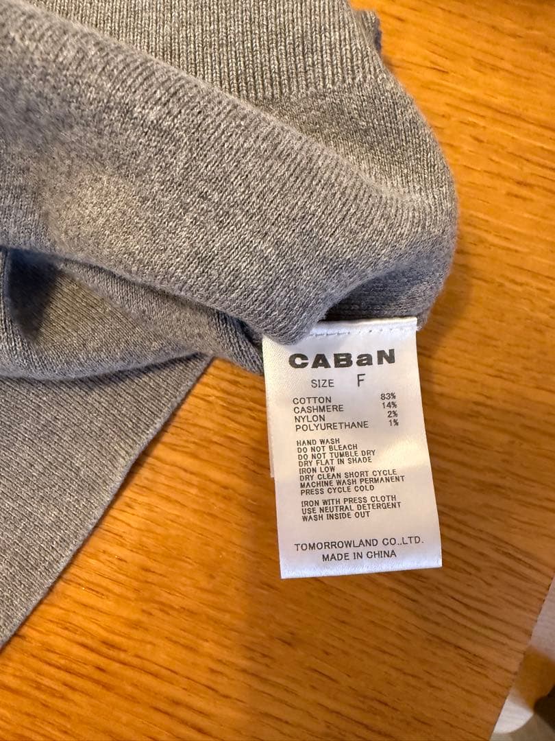 【CABaN】コットンカシミヤ パールポロカーディガン　グレー　25SS