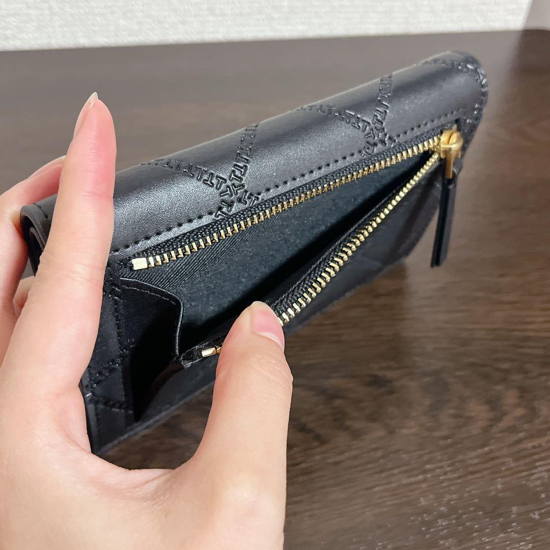トリーバーチ　財布　ブラック　ゴールド　二つ折り財布　ミディアムウォレット