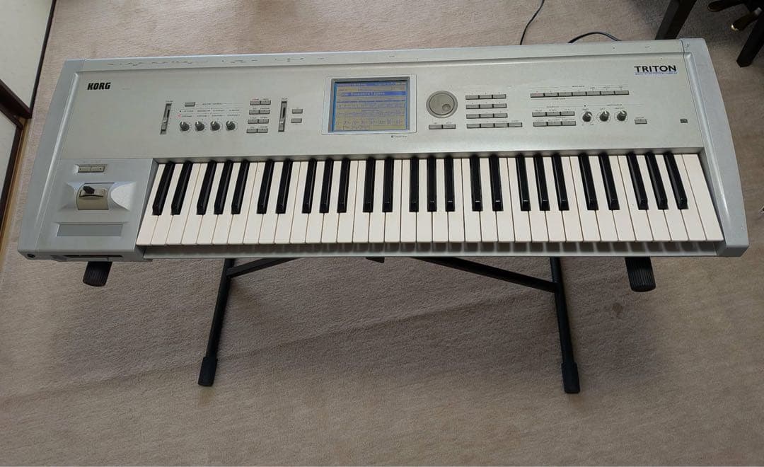 ケース付　KORG TRITON シンセサイザー