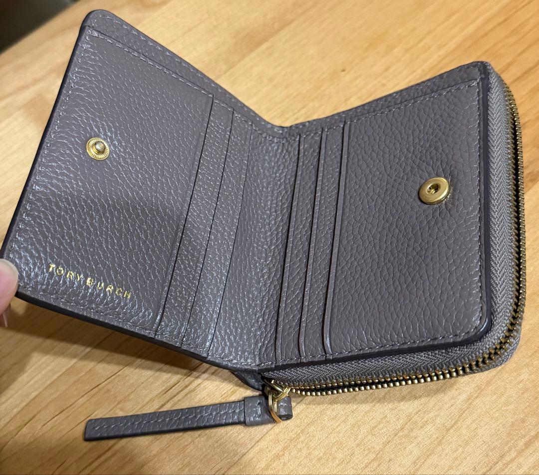 TORY BURCH 二つ折り財布 レザー　バイフォールド　シルバーメープル