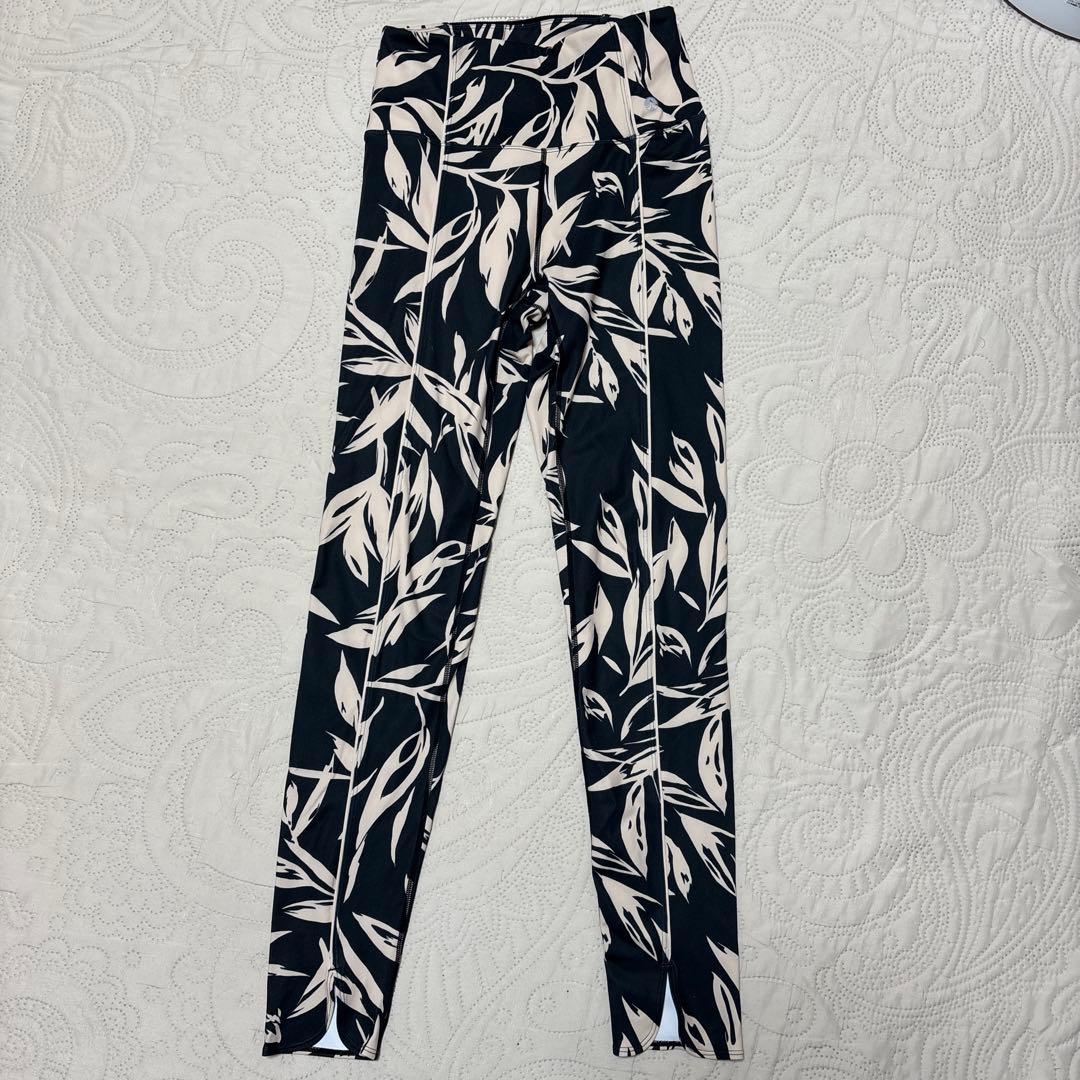 SUKALAレギンス ボタニカル柄　サイズM 美品