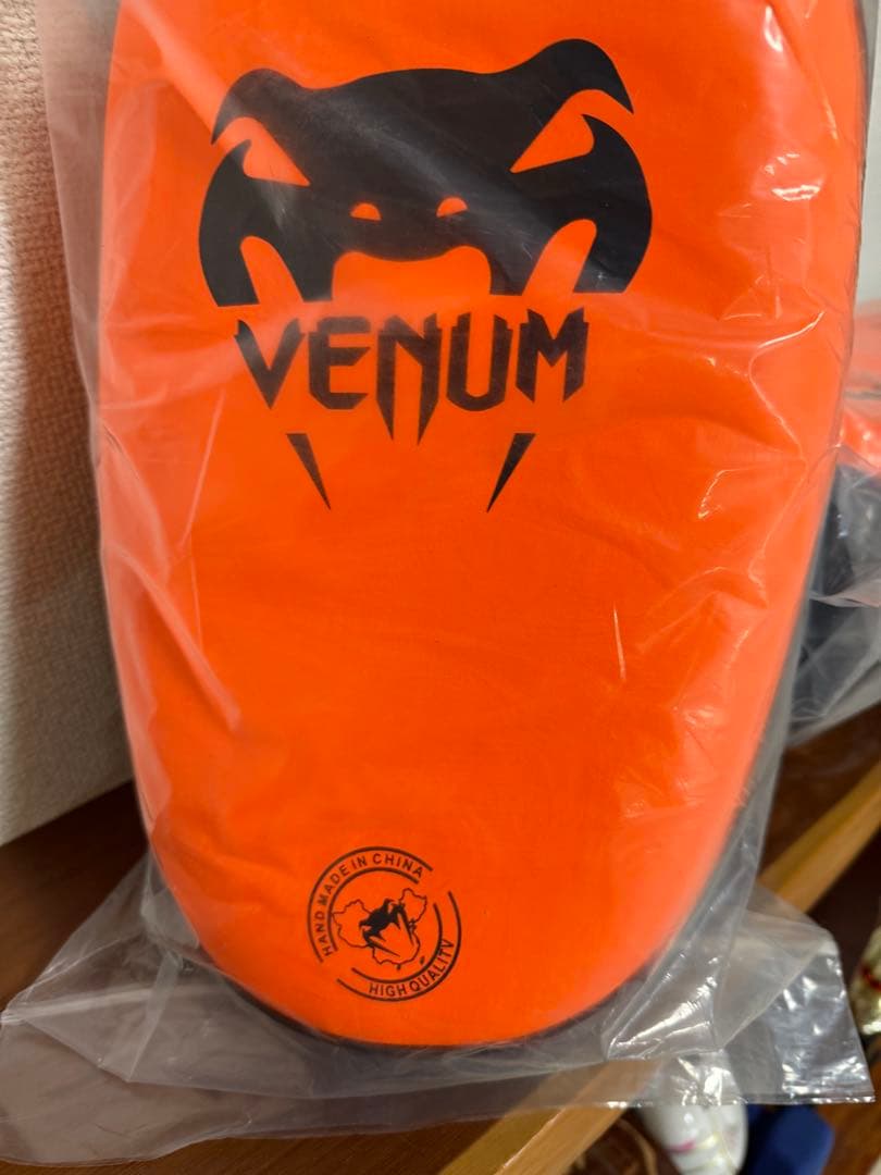 【新品未開封】VENUM キックミット オレンジ・黒【ガチ連蹴り特化】
