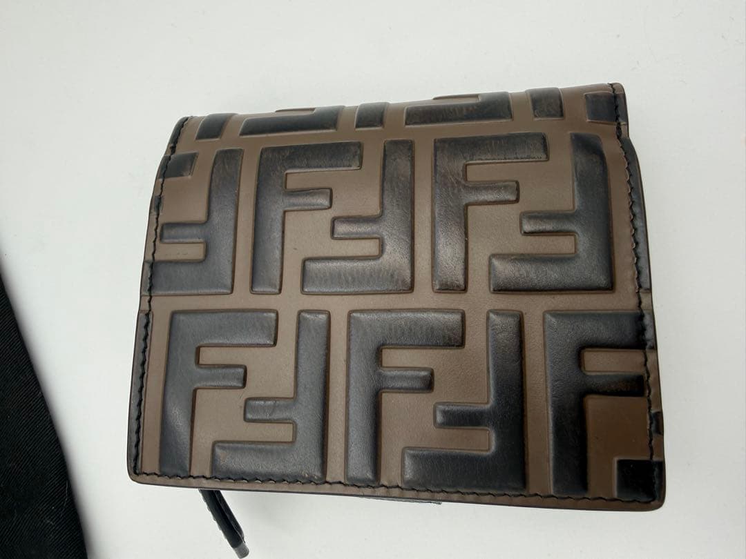 FENDI フェンディ 二つ折り財布 ズッカ柄 ロゴ金具