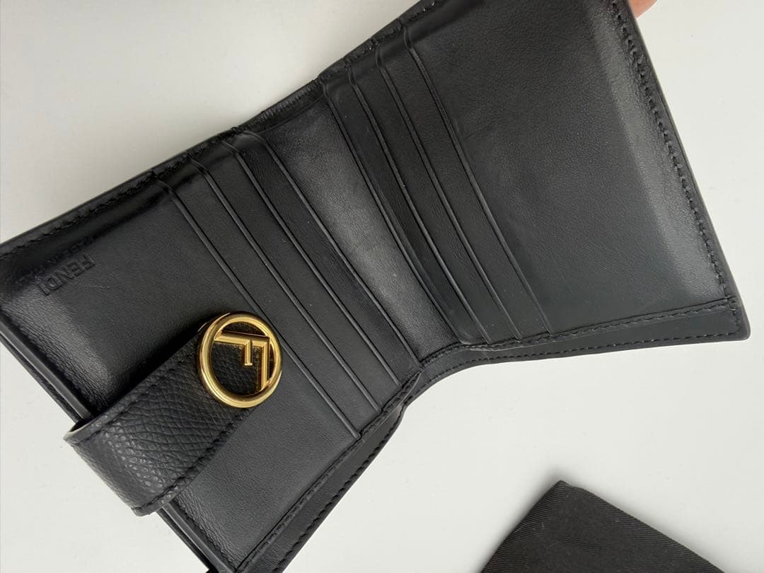 FENDI フェンディ 二つ折り財布 ズッカ柄 ロゴ金具