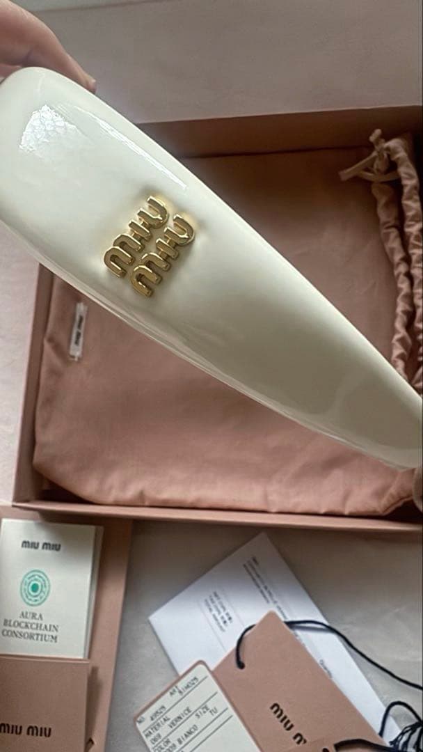 MiuMiuパテントレザーカチューシャホワイト ロゴ入り