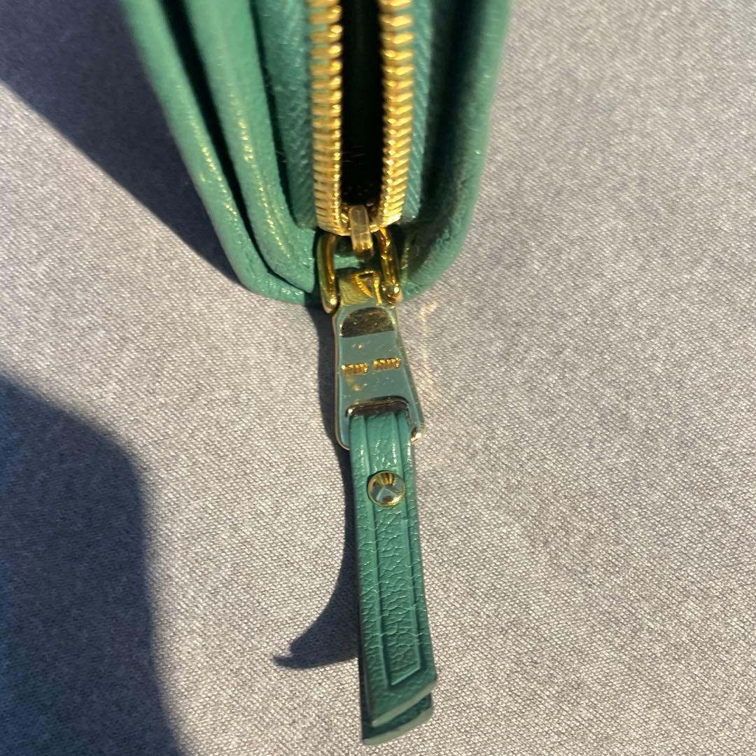 miu miu ミュウミュウ レザー ラウンドファスナー 財布　グリーン