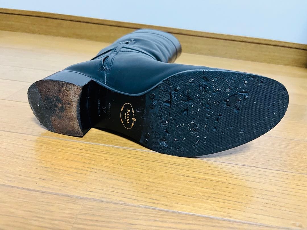 超美品！プラダ　ブラックレザー ロングブーツ バックル付き