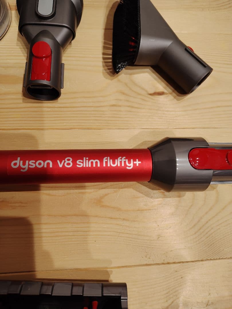 Dyson V8 Slim Fluffy+ 各種アタッチメント付き　ヘッドなし
