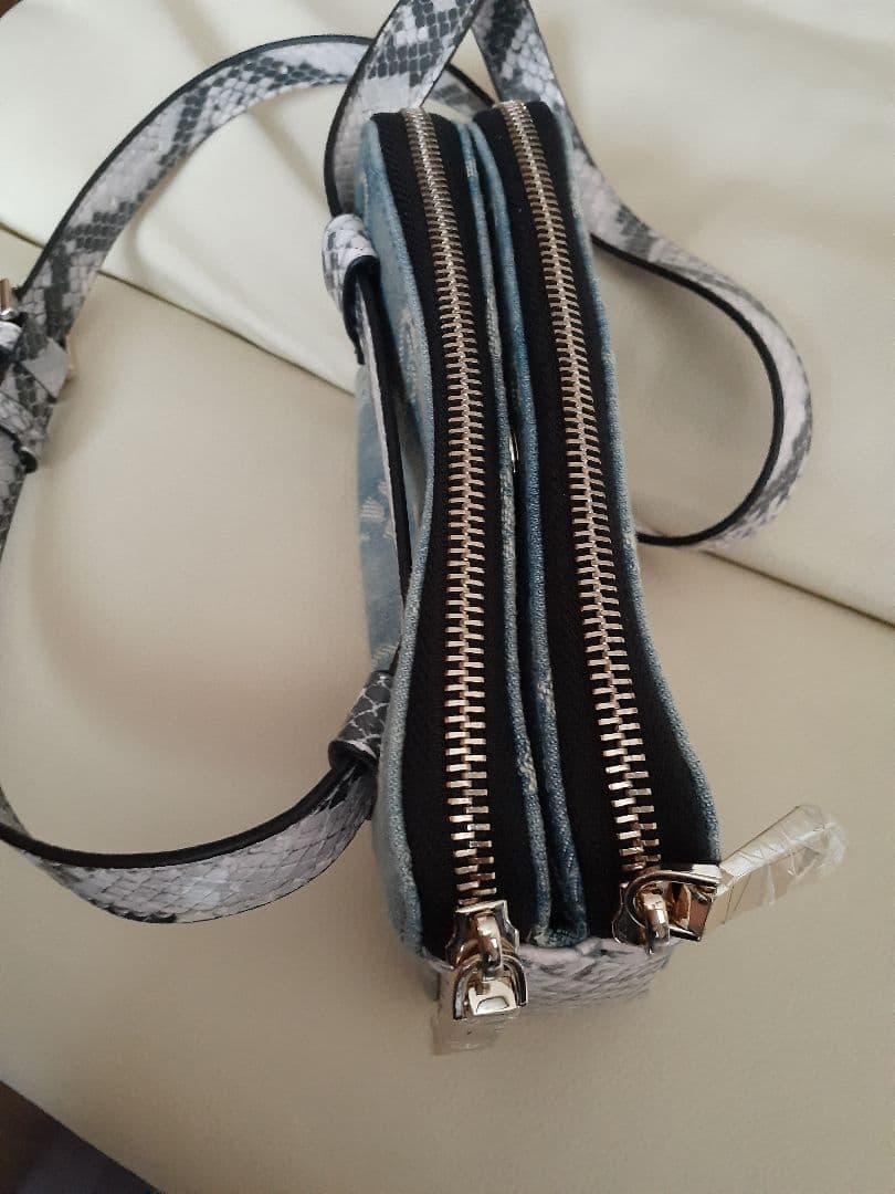 新品未使用　GUESS　ボディーバッグ