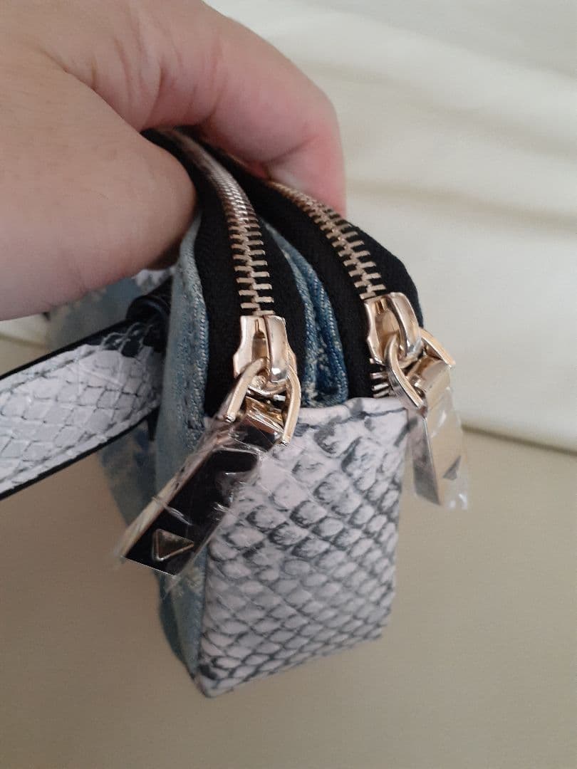 新品未使用　GUESS　ボディーバッグ