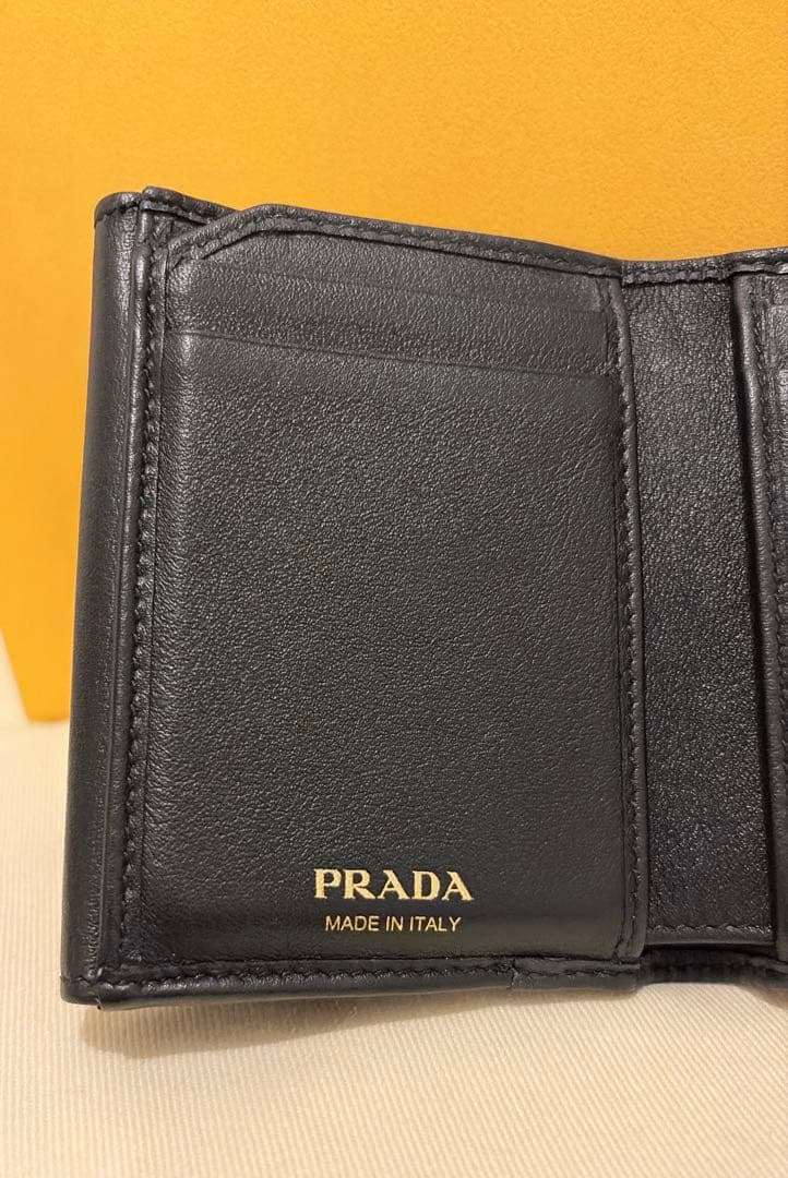 ほぼ新品 PRADA スタッズドレザー　2025春 三つ折り財布　正規品