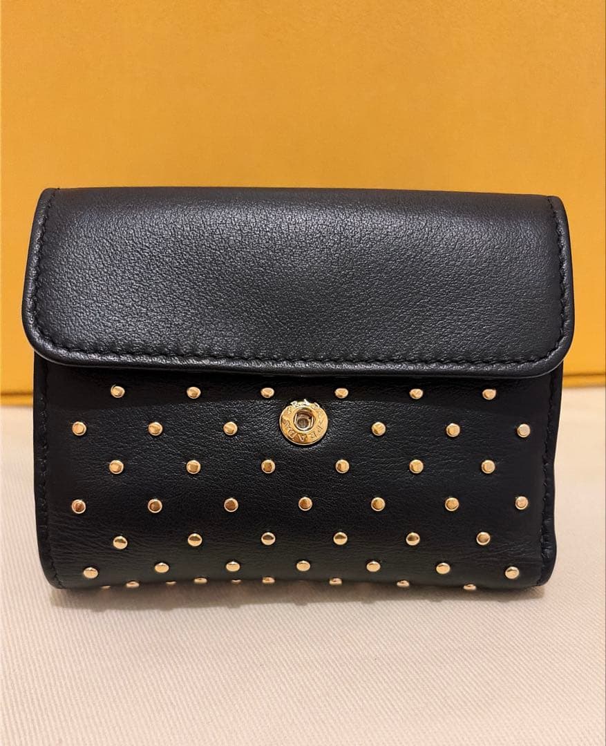 ほぼ新品 PRADA スタッズドレザー　2025春 三つ折り財布　正規品