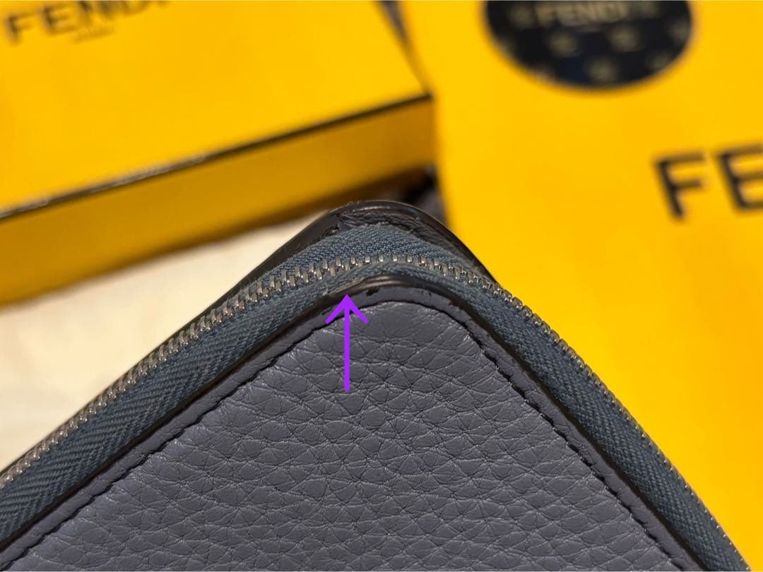 FENDI くすみブルー 二つ折り財布