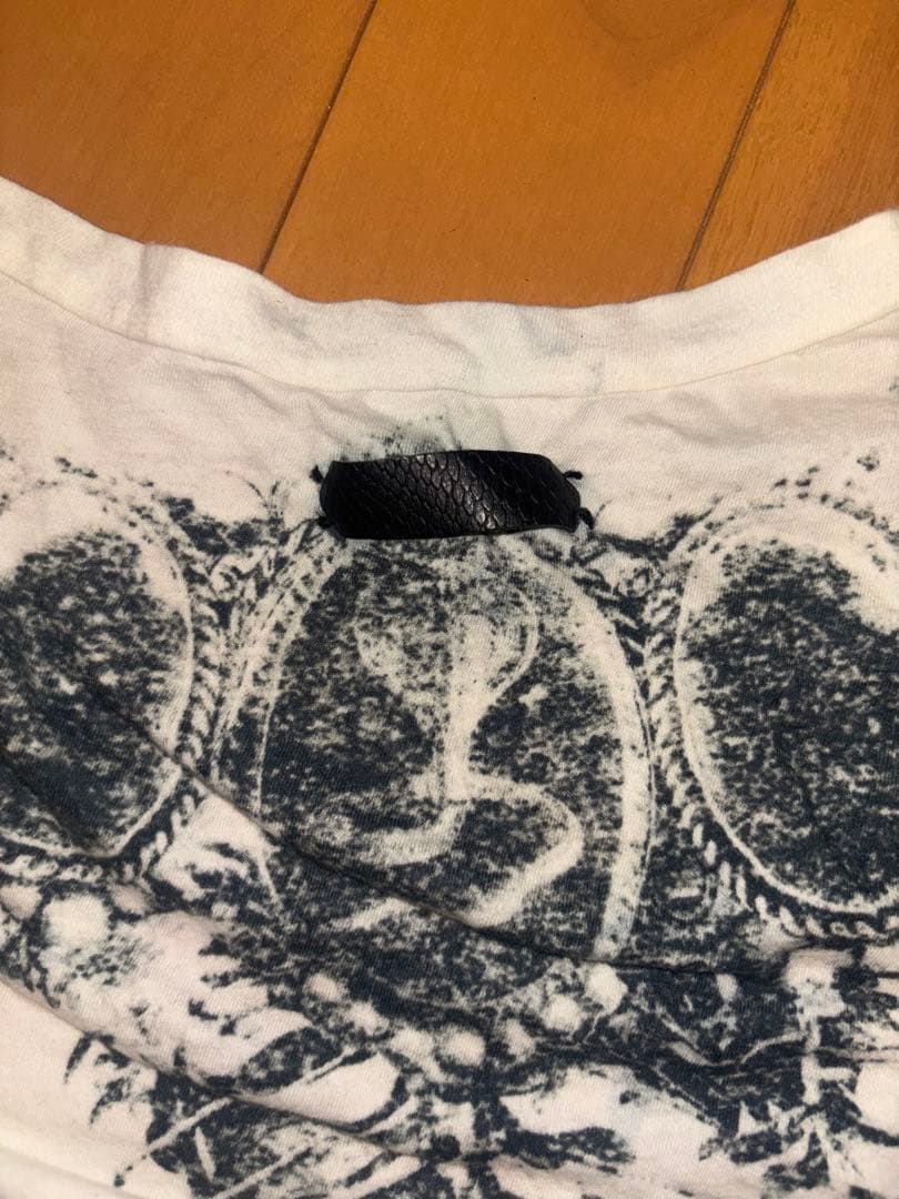 If six was nine スカルプリント VネックTシャツ