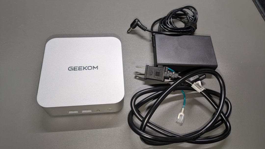 GEEKOM A6 ミニPC　 本体と電源アダプター