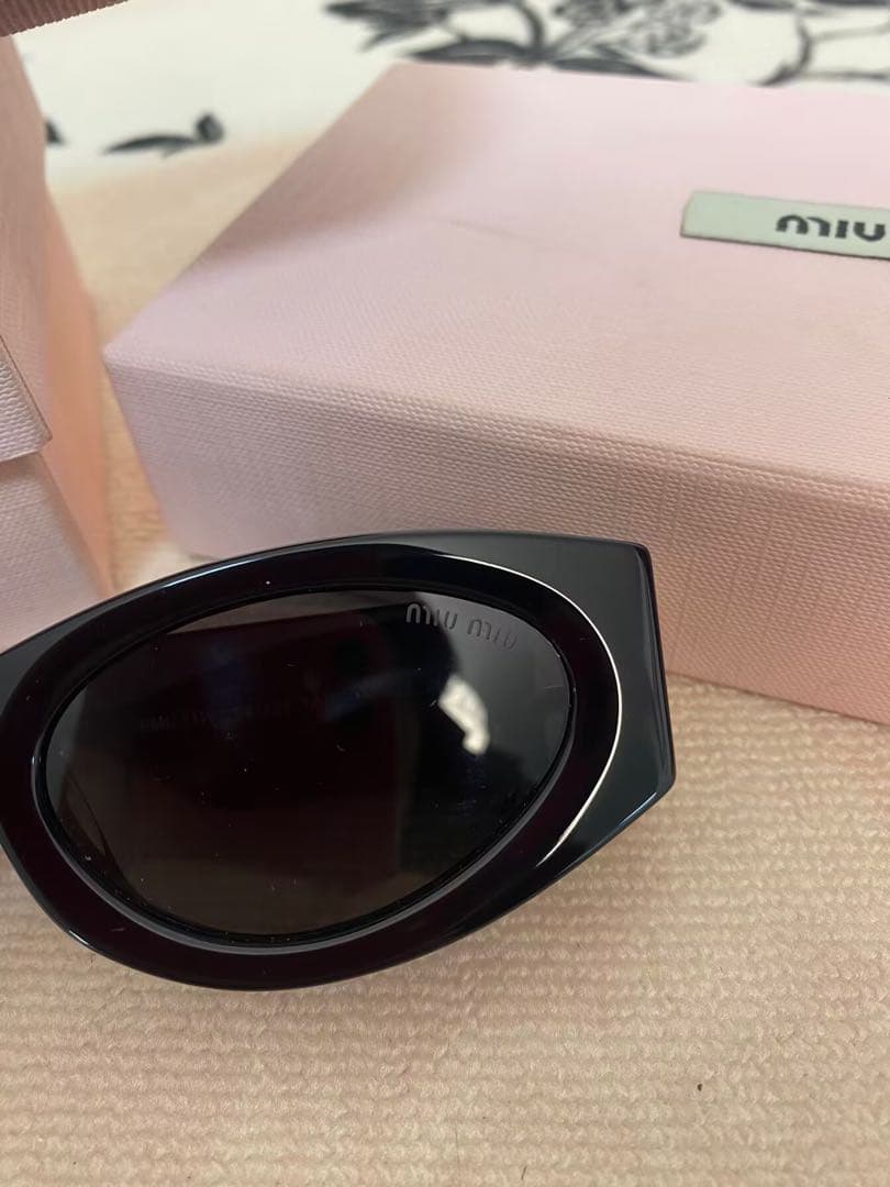 miu miu 黒サングラス ゴールドロゴ