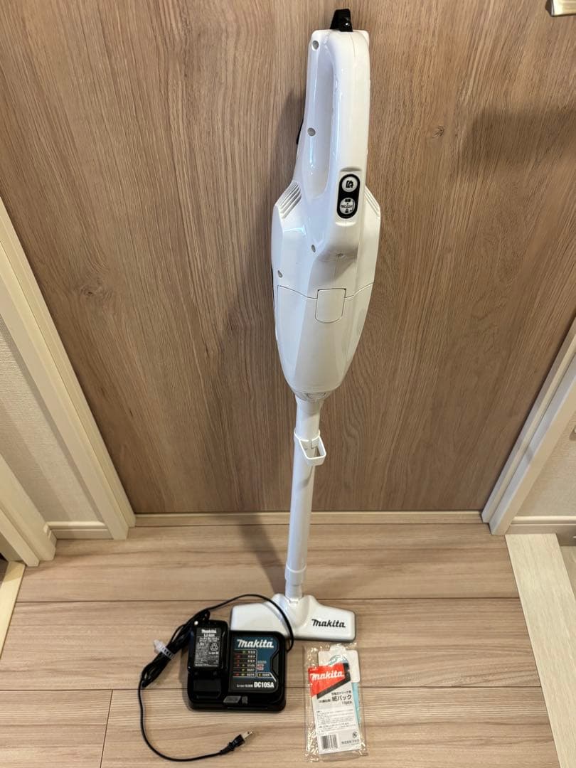 Makita スティッククリーナー本体 充電器付き　マキタ　掃除機