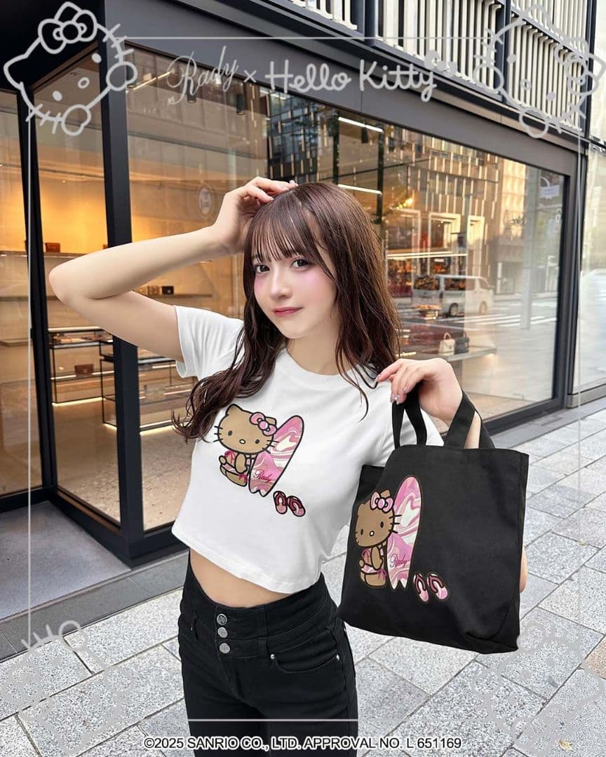 日焼けHello Kitty Tシャツ　SU0113　ホワイト1点、ブラック1点
